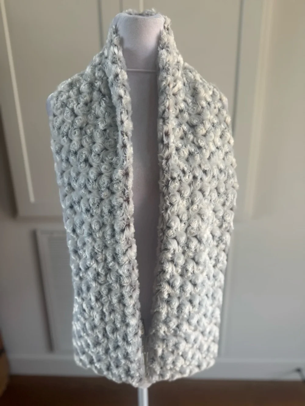 Cocoon House Faux Fur Scarf Gray Cream Rosette Textured Soft Plush Cozy NWT